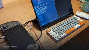 Steam Deck -käsikonsoli ja Linux-työpöytä ulkoisen näytön äärellä