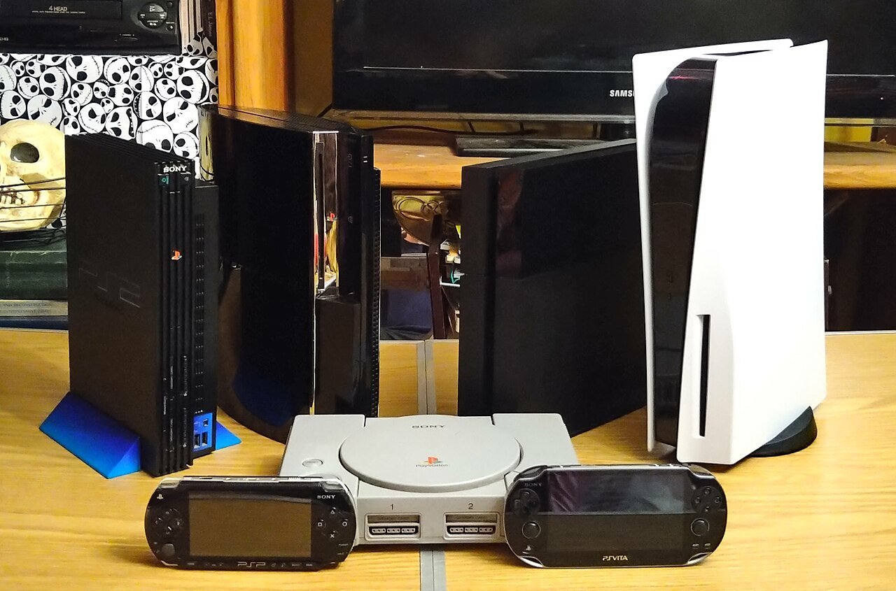 PlayStation-konsoleita eri sukupolvilta
