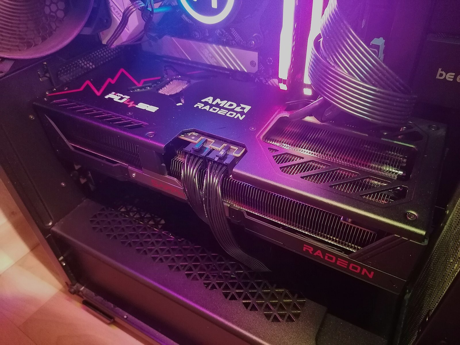 Sapphire Pulse Radeon RX 9070 XT asennettuna pelikoneen koteloon