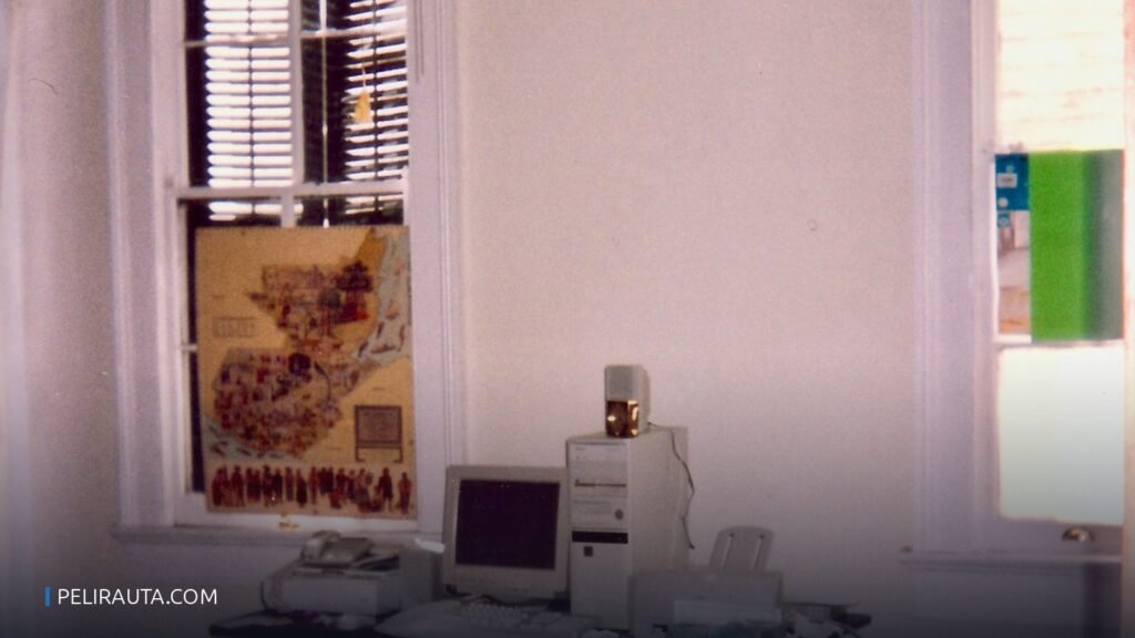 1990-luvun kotitietokone ja CRT-näyttö työpöydällä