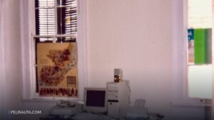 1990-luvun kotitietokone ja CRT-näyttö työpöydällä