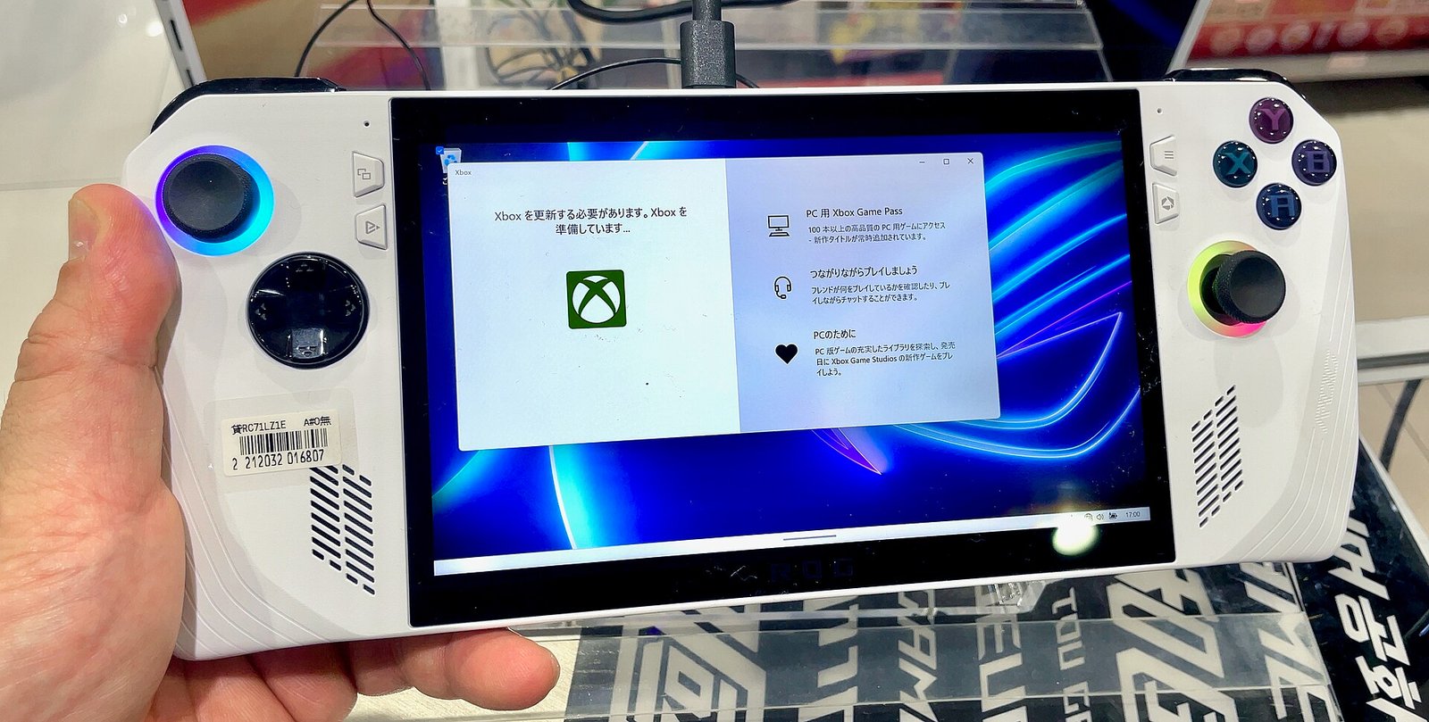 Windows-käsikonsoli kädessä, ruudulla Xbox-sovellus