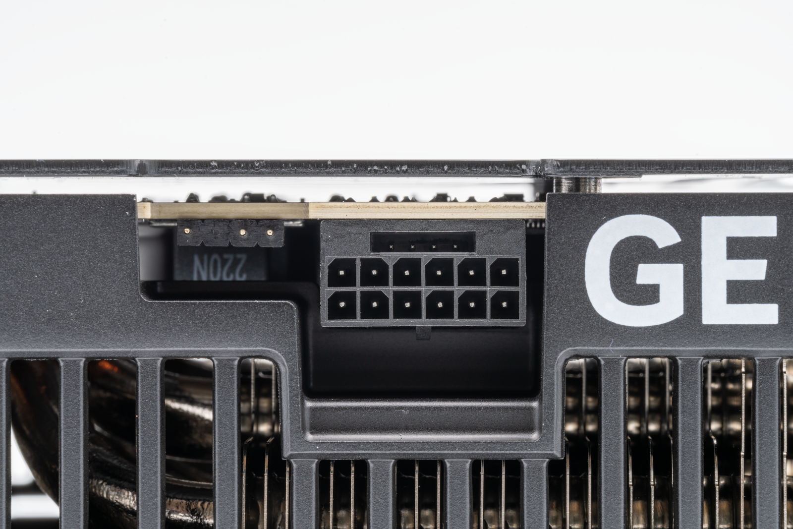 16-napainen 12V-2x6-virtaliitin GeForce RTX 5090 -näytönohjaimessa