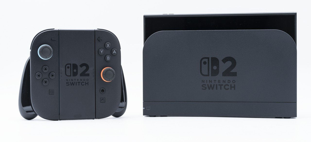 Nintendo Switch 2 telakassa ja Joy-Con 2 -ohjaimet ohjainkahvassa