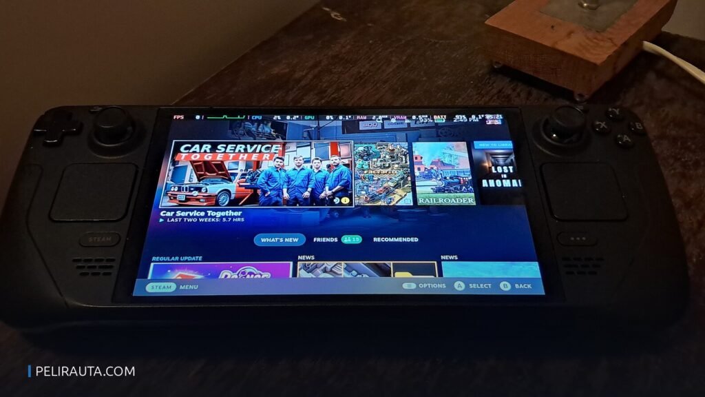 Steam Deck OLED -käsikonsoli, jonka näytöllä näkyy Steamin kotinäkymä