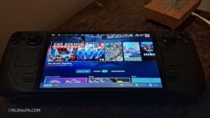 Steam Deck OLED -käsikonsoli, jonka näytöllä näkyy Steamin kotinäkymä