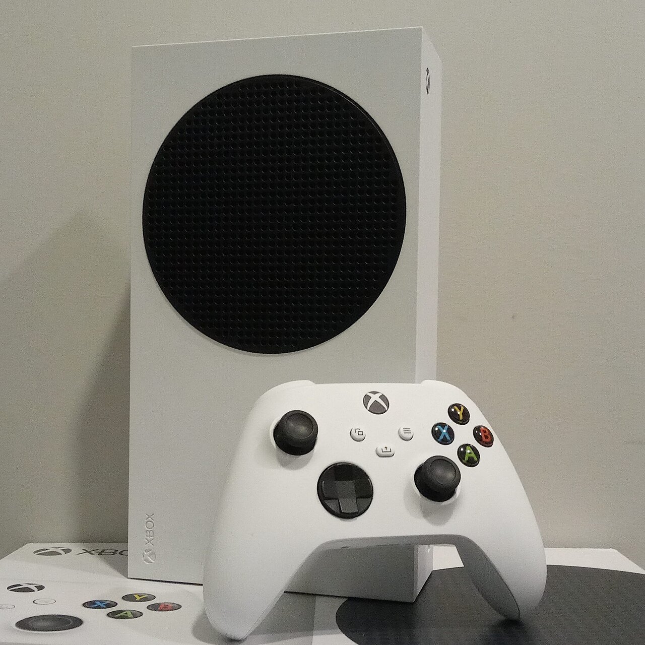 Xbox Series S -konsoli ja valkoinen Xbox-ohjain